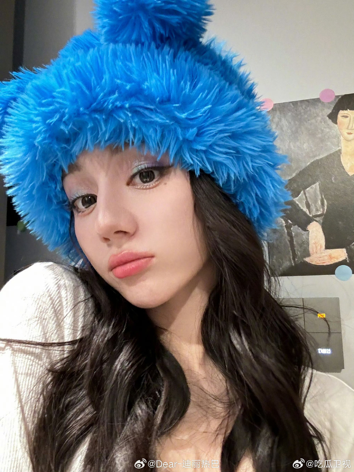 非主流少女迪丽热巴!蓝色帽子77彩色眼影! 蓝精灵是你吗 不是
