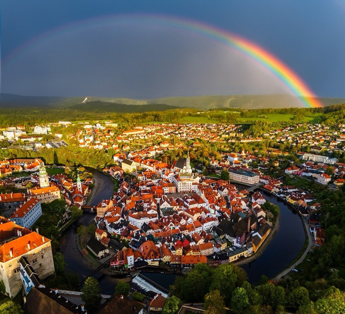 摄影团队顺利到达布鲁塞尔,下午搭程海航飞机,明天早上到达北京__财经