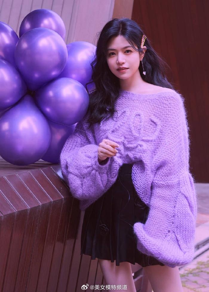 陈妍希紫色梦境写真释出手捧气球笑容清甜可人