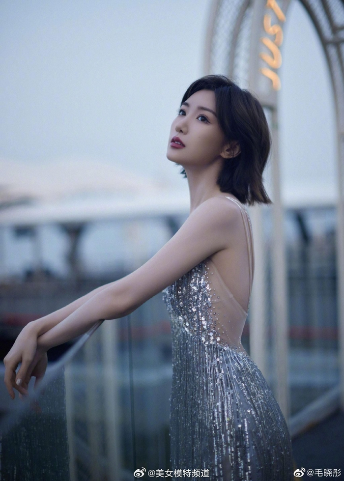 毛晓彤晒银色礼裙美照 流苏亮片包裹完美身形性感优雅