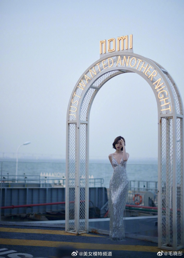 毛晓彤晒银色礼裙美照 流苏亮片包裹完美身形性感优雅