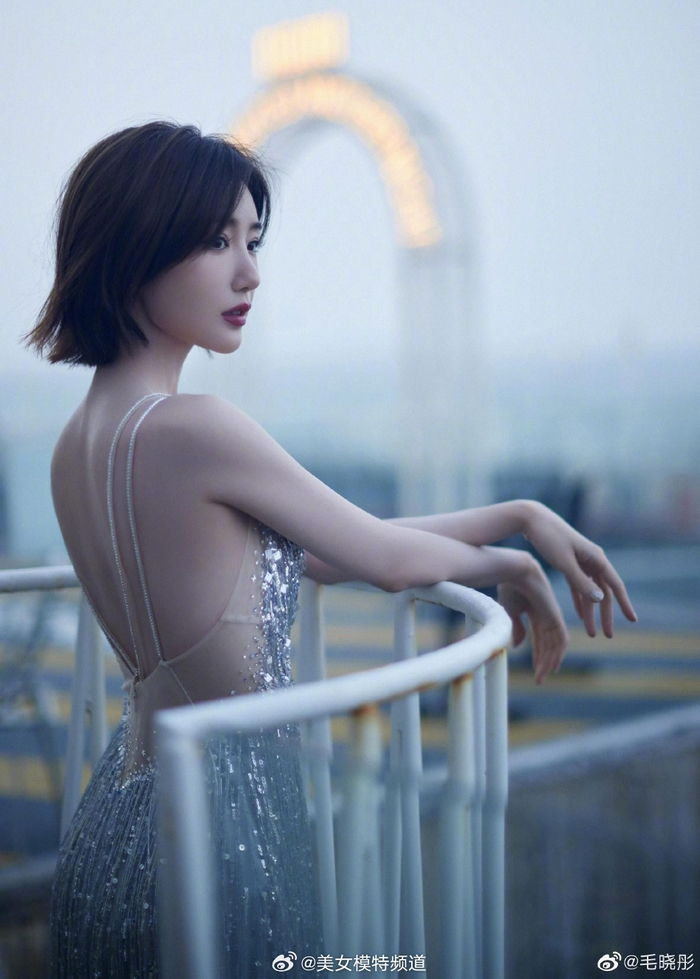 毛晓彤晒银色礼裙美照 流苏亮片包裹完美身形性感优雅