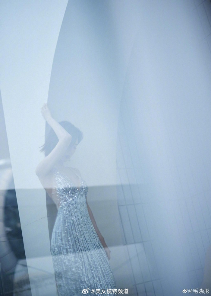 毛晓彤晒银色礼裙美照 流苏亮片包裹完美身形性感优雅
