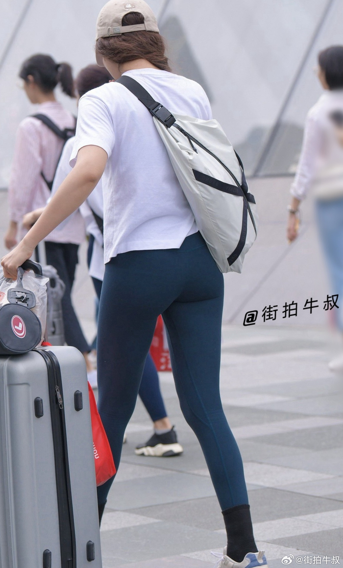 高个美女穿着性感的跑步紧身裤出街