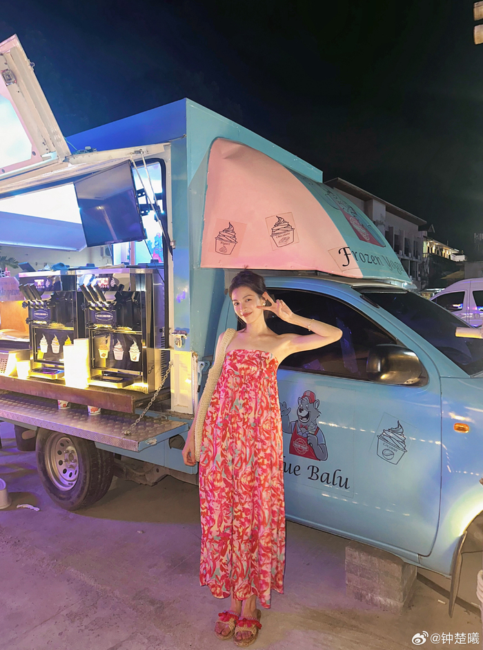 钟楚曦展现个性穿搭花花裙成时尚焦点