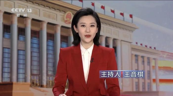 南方财经报道女主持人图片