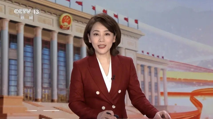 而参加这些央视两会节目报道的女主持人,记者随处可见,成为一道亮丽的