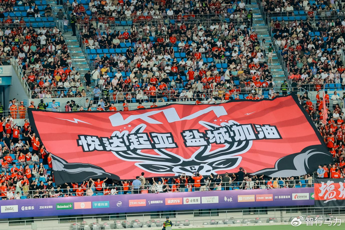 （2025年“苏超”悦达起亚为盐城队助威）