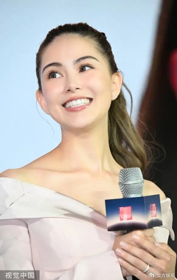 昆凌穿露肩套装出席活动 头扎高马尾化身靓丽辣妈