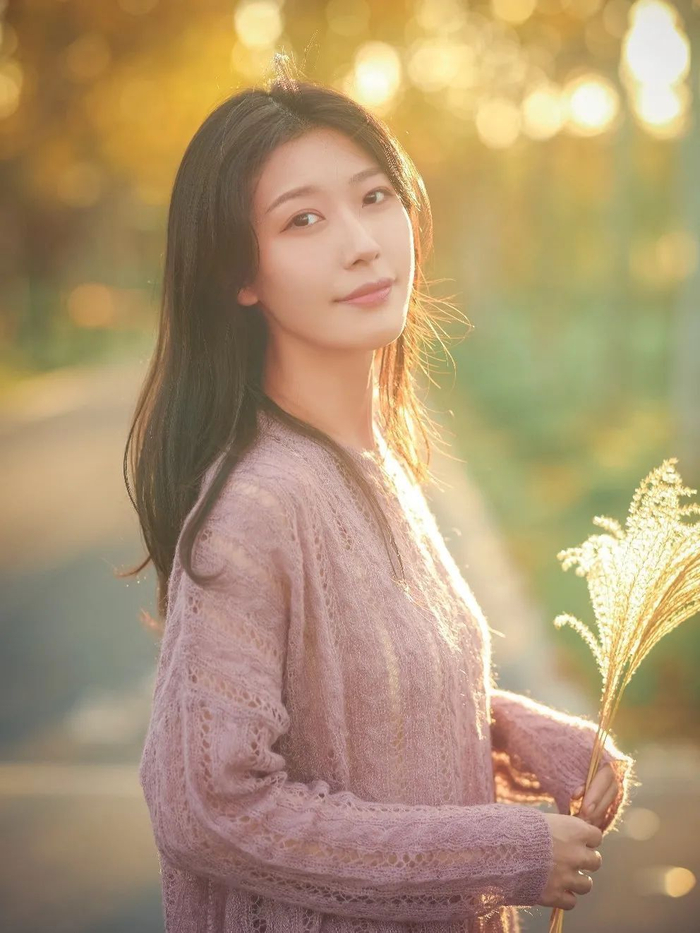 一个人拍照也能自然,漂亮,这8个姿势学起来,拍照真的美