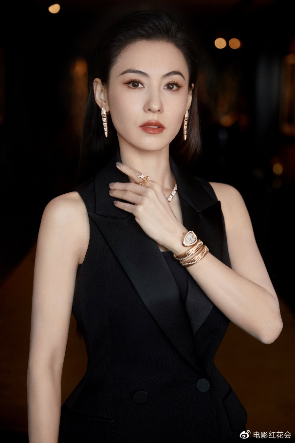 张柏芝这次的大光明发型,更能凸显五官的精致绝美.