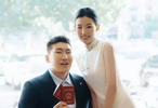 恭喜！新疆男篮球员李炎哲社媒晒与爱人领取结婚证的动态引关注