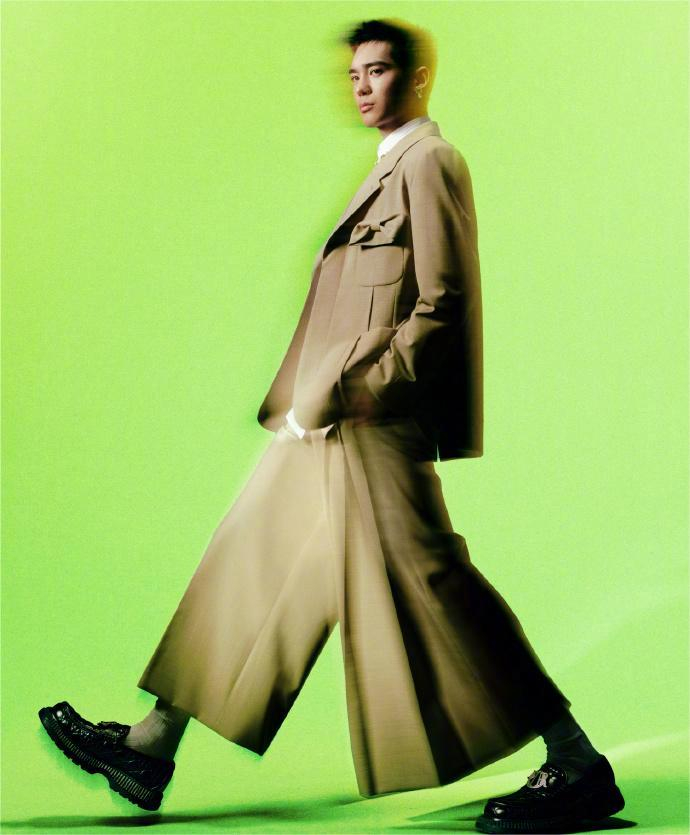 最新大片,寸头干净利落,一身廓形西装 彩色绒花针织帽 绿色闪钻耳环潮