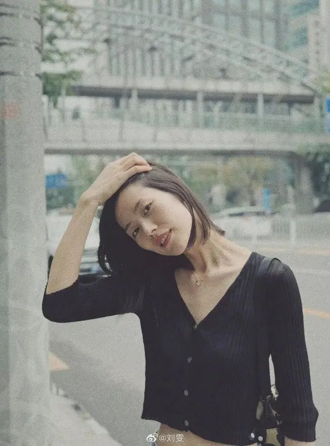 大表姐刘雯拍照教学常用12个拍照姿势帮你拍照上镜又漂亮