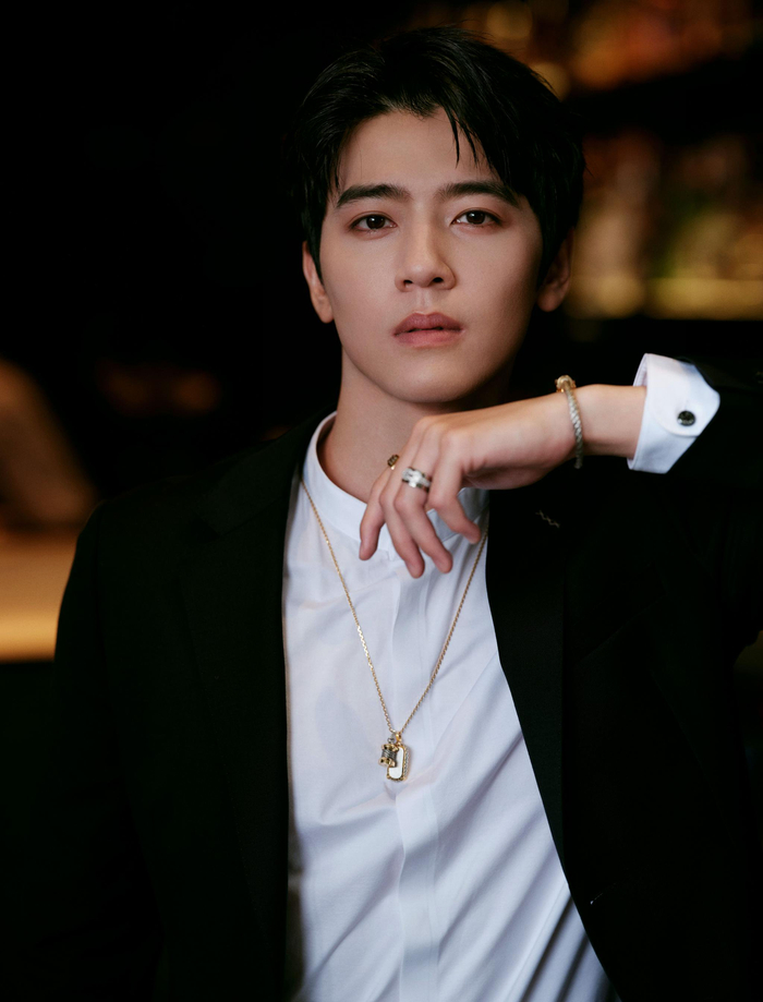 李宗霖今日成都活动造型 纯黑雅致西装搭配fred珠宝……|李宗霖|成都