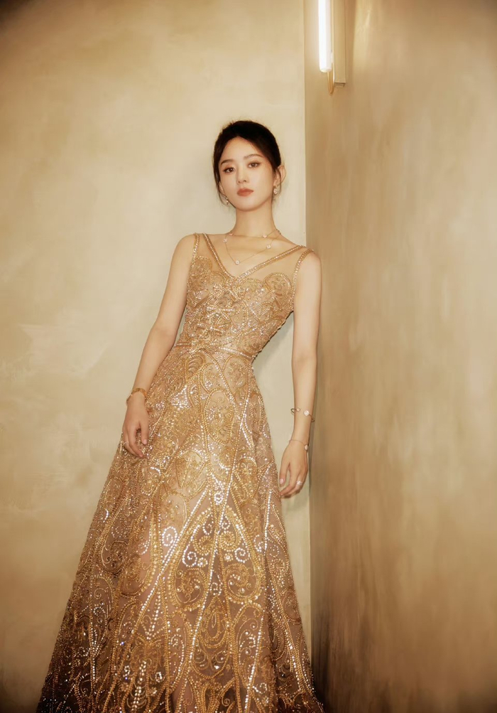 赵丽颖白玉兰红毯上一袭金黄色礼服简直鲨疯了!__财经头条