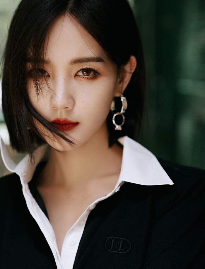 李一桐短发黑白裙简约干练,今日份是御姐桐|短发|李一桐_新浪新闻