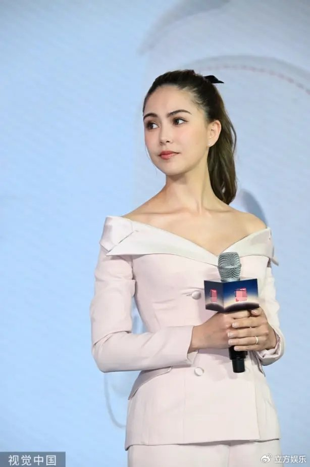 昆凌穿露肩套装出席活动 头扎高马尾化身靓丽辣妈