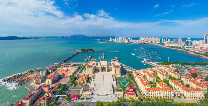 中国人民解放军海军博物馆青岛海底世界位于汇泉湾畔,是