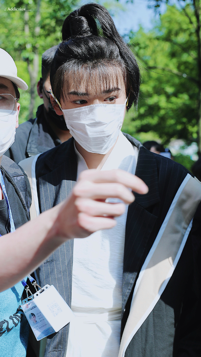 宋亚轩《萌探探探案》录制路透,古装高马尾造型