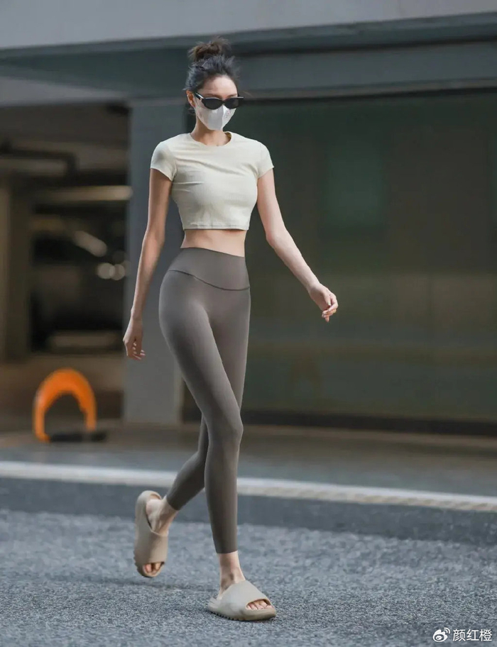 怎么把瑜伽裤穿出门不尴尬学会这3个技巧就够少女感爆棚