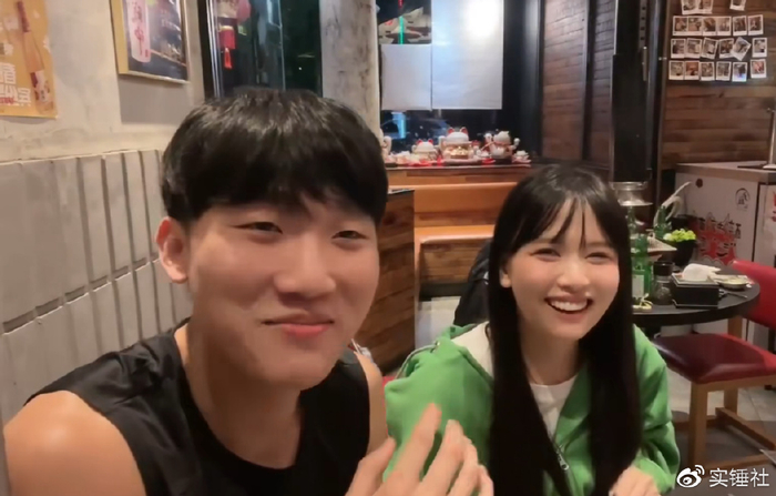 LPL小伞公开十年恋情,女友当场揭秘自己是驯龙高手|树奈奈|良小伞|lpl|奈奈|巨龙_新浪新闻