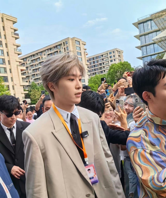 范丞丞今日扫楼路透咖色休闲西装套装造型