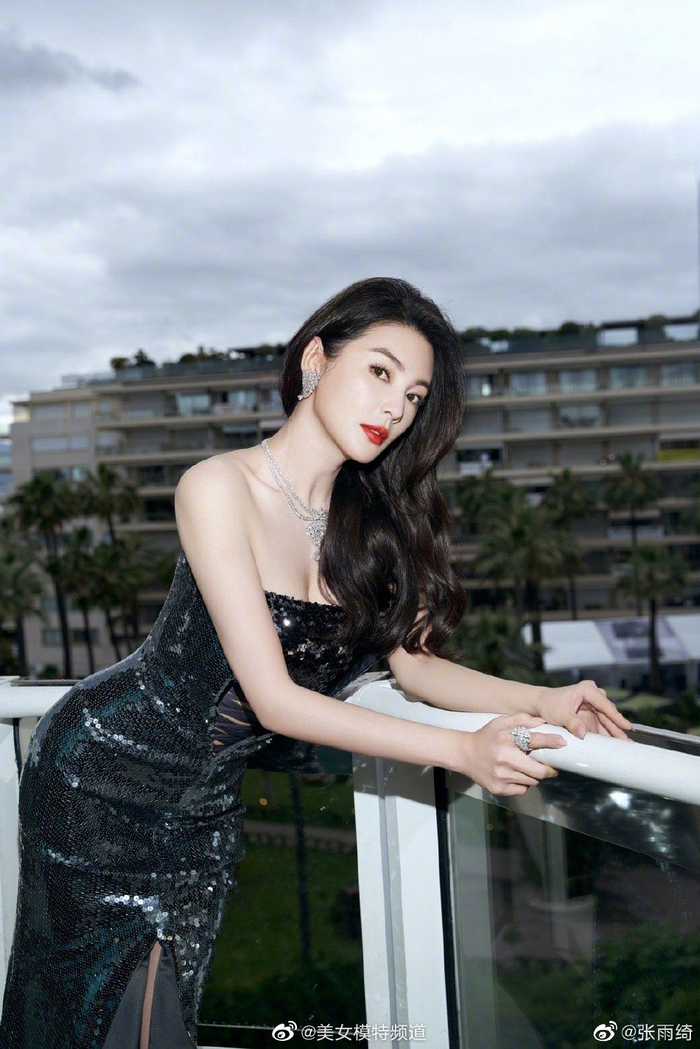 张雨绮戛纳活动造型释出着抹胸高开叉粼光裙诠释优雅格调