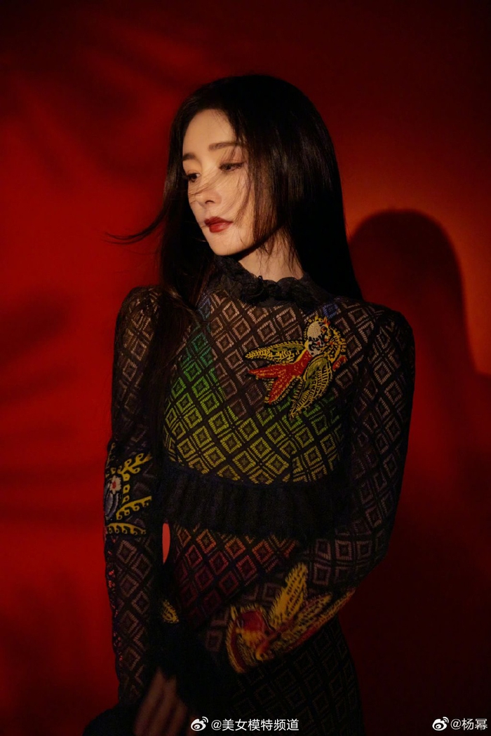 杨幂穿刺绣黑色长裙拍大片光影中长发飘逸摇曳生姿