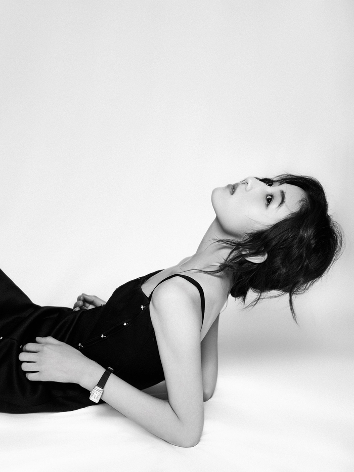 张子枫工作室分享一组黑白大片黑色吊带礼服……|张子枫|上海国际电影