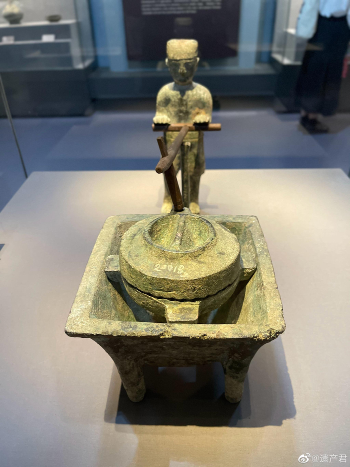 荆州博物馆收藏的汉代铜人推磨,钟祥出土……__财经头条__新浪财经