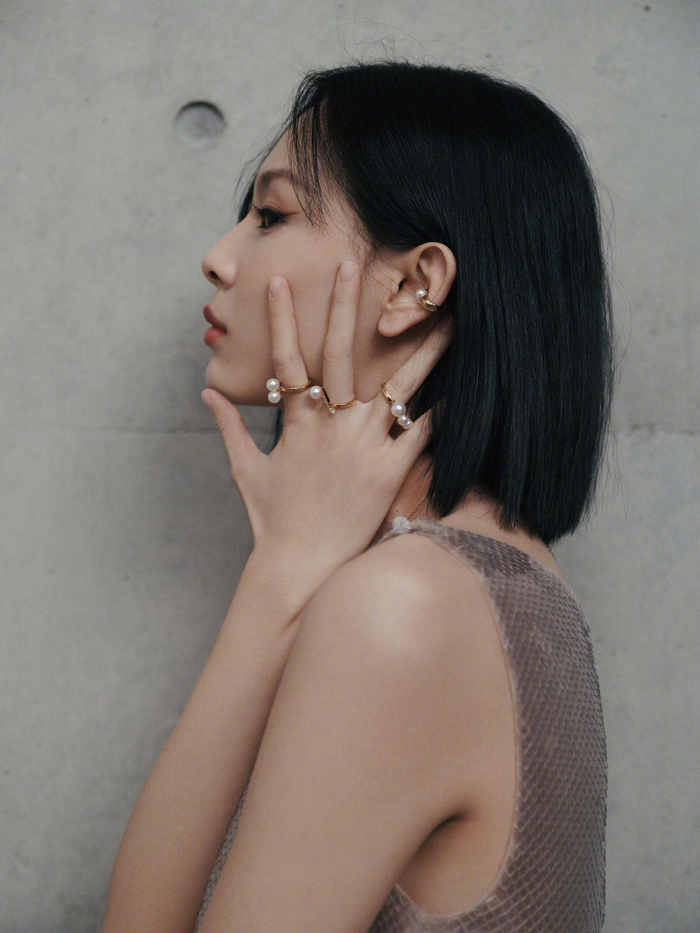 亮相的@赵佳丽 ,身穿prada珠片修身礼服,配搭俏丽的短发|礼服|短发