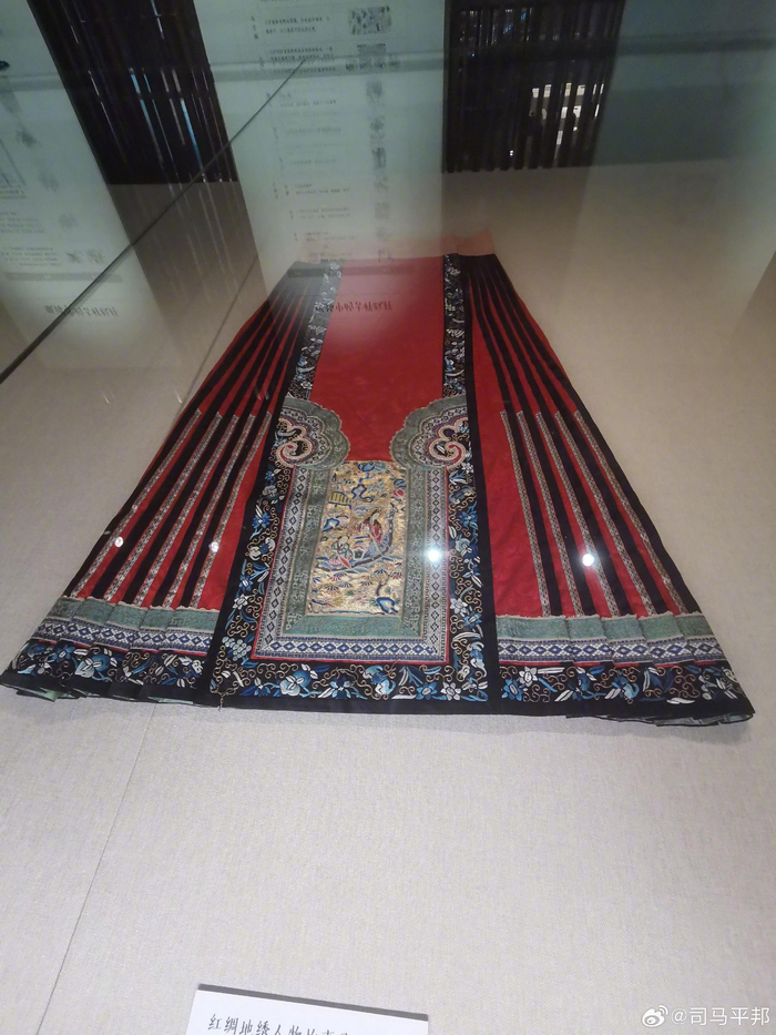 在曲阜的孔子博物馆里看到的当年衍圣公夫人穿过的马面裙