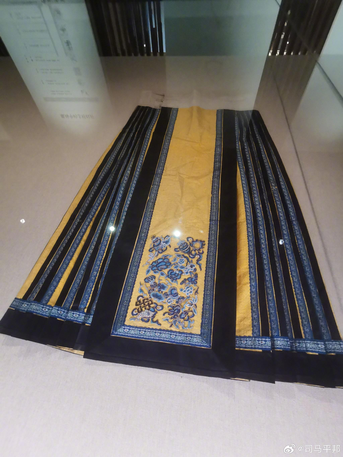 在曲阜的孔子博物馆里看到的当年衍圣公夫人穿过的马面裙
