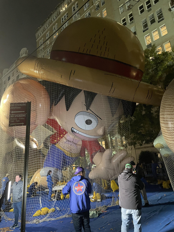 参加美国纽约梅西感恩节大游行的巨型路飞气球正在完成充气准备