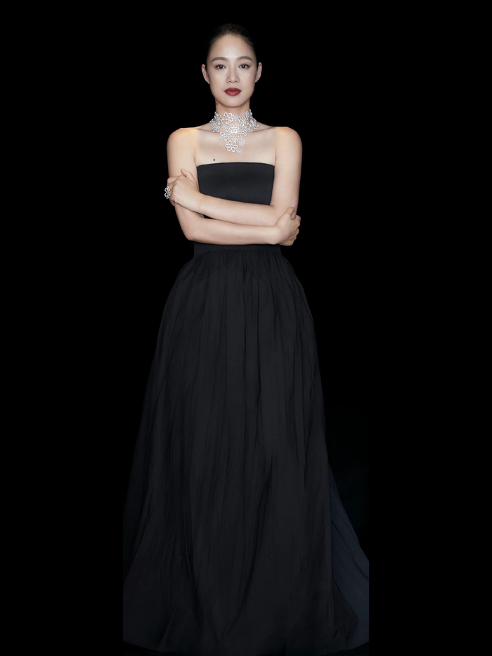 赏美一组没见过的2018年上海电影节红毯上的周韵着uma