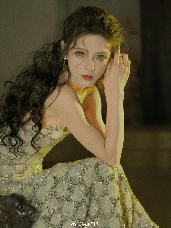 张予曦好像油画里的美人呀波浪卷发一抹麦穗刘海