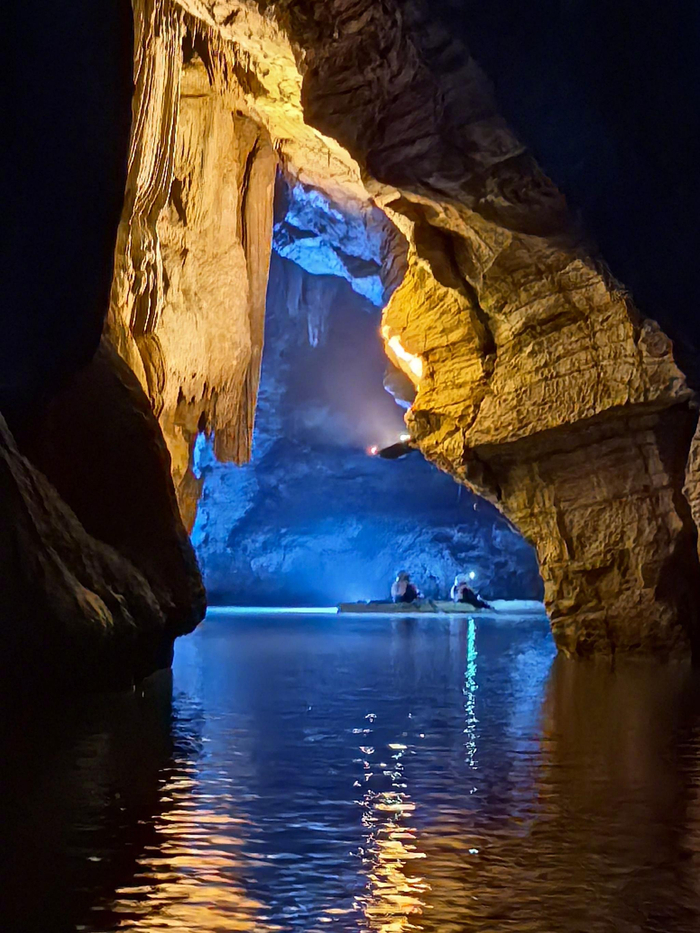我噻这地心暗河带家人在里面开了1小时船太美了