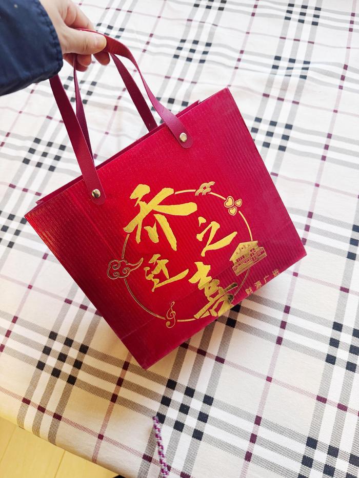 我：爸爸爸爸你看我那沙发是不是巨好看？ 我爸：是！好看！