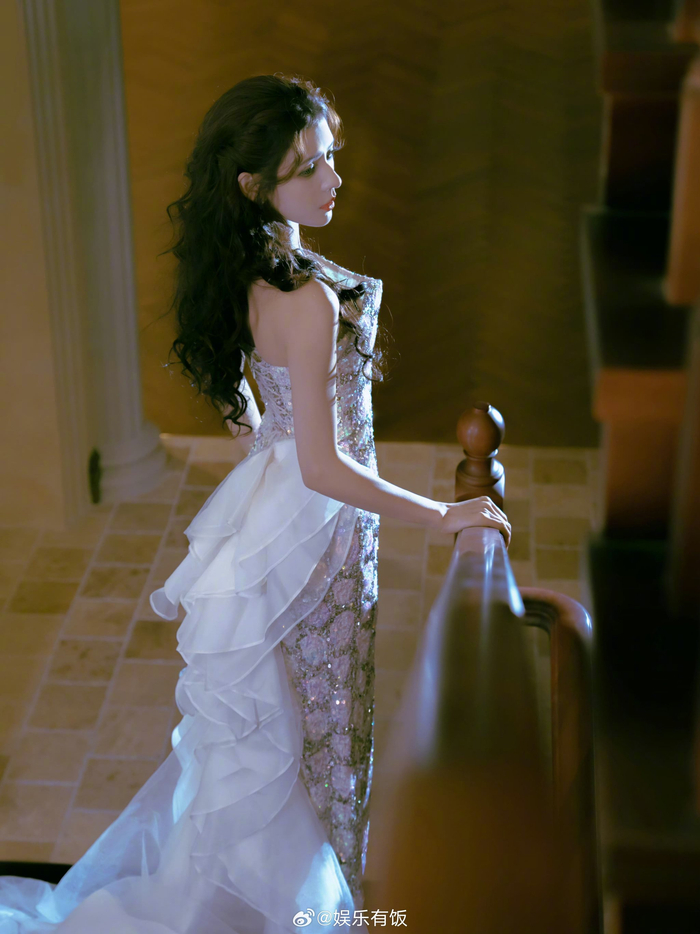 张予曦好像油画里的美人呀,波浪卷发,一抹麦穗刘海