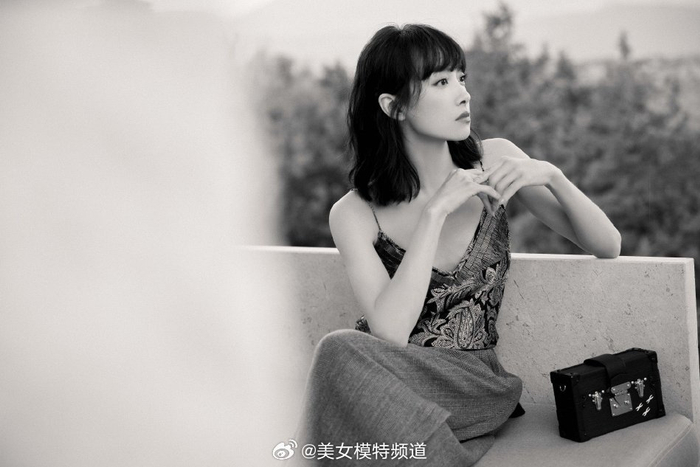 宋茜齐刘海锁骨发造型优雅大方着深v吊带魅力十足