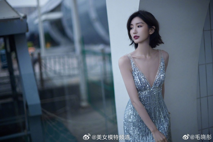 毛晓彤晒银色礼裙美照 流苏亮片包裹完美身形性感优雅
