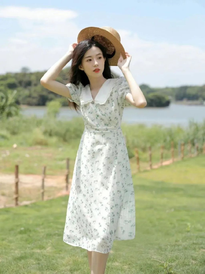 丝绸质的长裙还是蓬松纱裙,提裙摆的姿势都是很经典的穿裙子拍照姿势