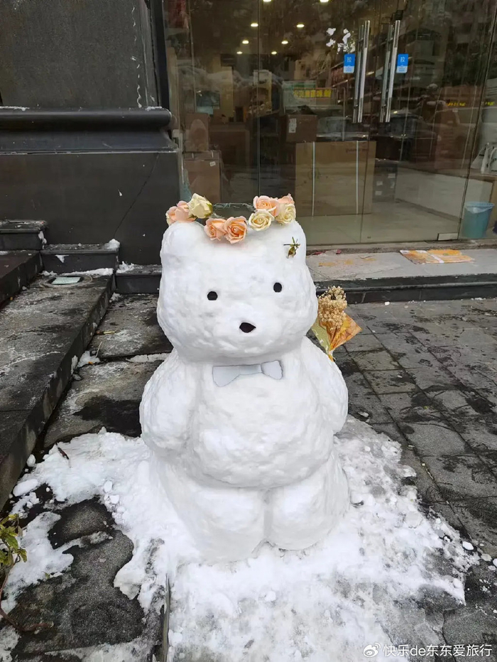 堆雪人真好玩,看看我做的小雪熊可爱吧?