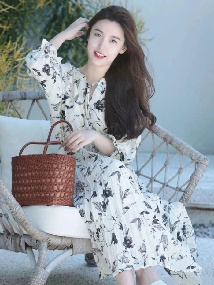 穿裙子怎么拍照才好看?几个经典好看的姿势,拍出优雅气质淑女风