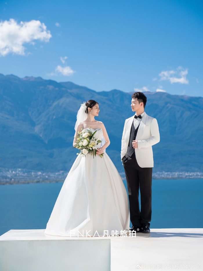 洱海作为背景记录浪漫又神圣的大理婚纱照休闲惬意的享受浪漫时光去