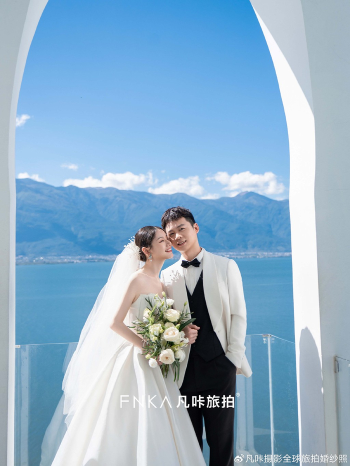 大理婚纱照在教堂下宣读誓言神圣洁白的教堂风格蓝天白云为景,洱海为