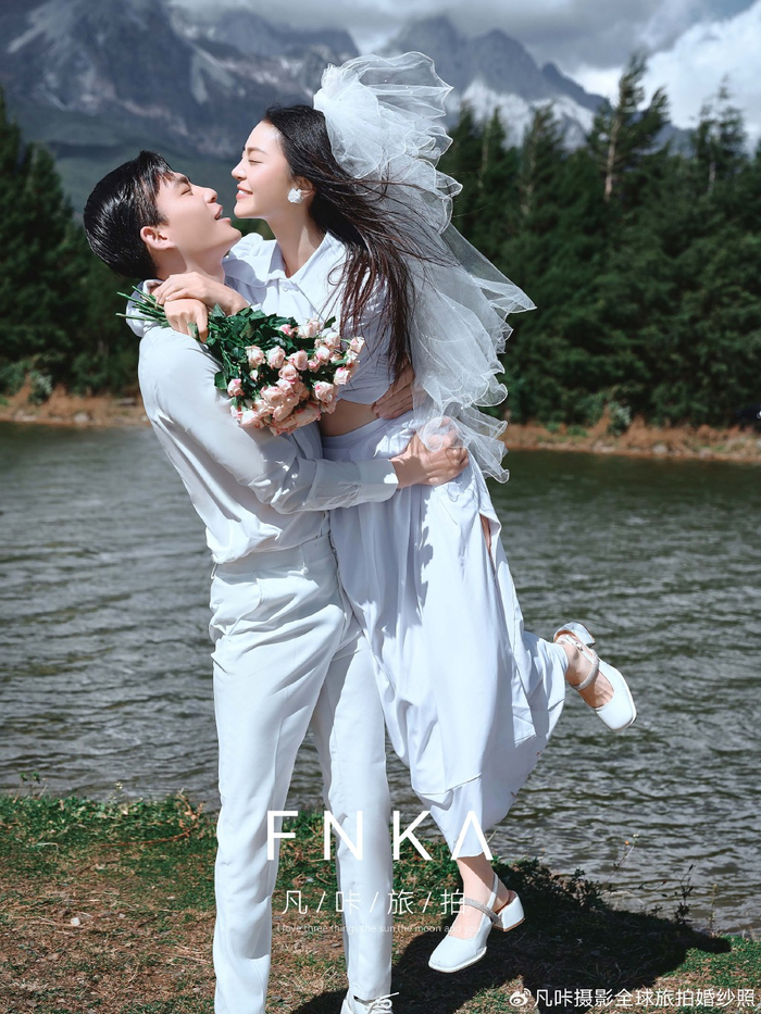 花船与雪山的联动!超浪漫的丽江花船婚纱照__财经头条