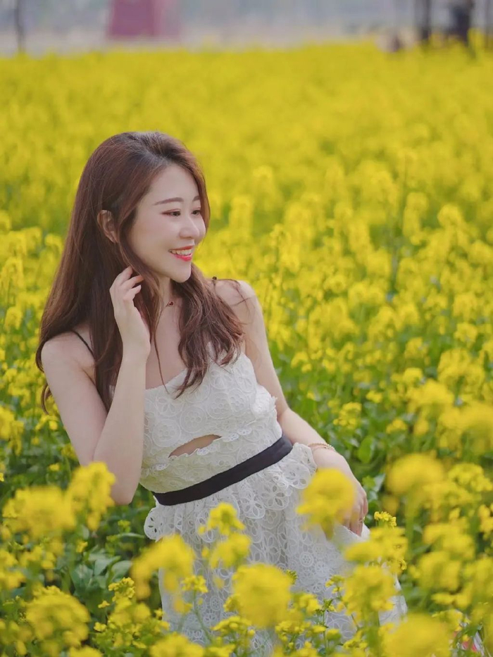 春天油菜花拍照,9个拍照姿势技巧,照片好看又有氛围感