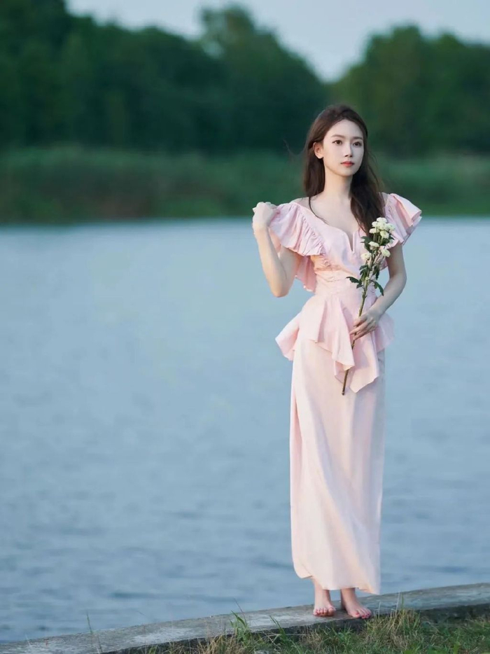 穿裙子拍照7个优雅大方的姿势拍照又美又自然